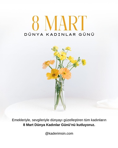 Aşkı simgeleyen kalpler ve güllerle süslenmiş kadınlar günü kutlamaları