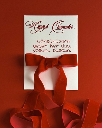 Kırmızı fonlu anlamlı Cuma mesajı görseli