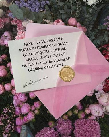 Pembe zarfta mühür detaylı Kurban Bayramı kutlama kartı