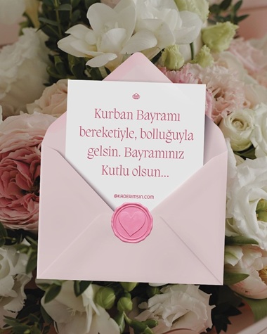 Çiçekler arasında pembe zarflı Kurban Bayramı mesaj kartı