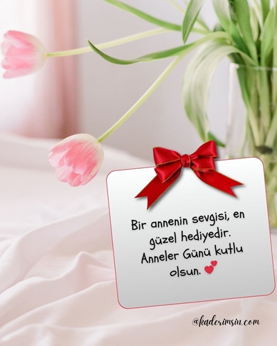 Anneler Günü için pembe çiçek ve kırmızı kurdeleli hediye notu