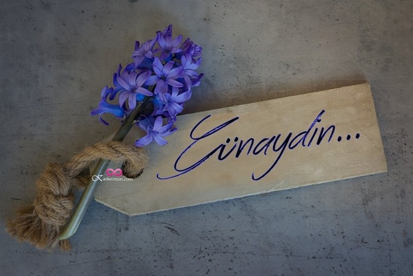 Güne neşeyle başlamak için hazırlanmış pozitif günaydın mesajı kartı