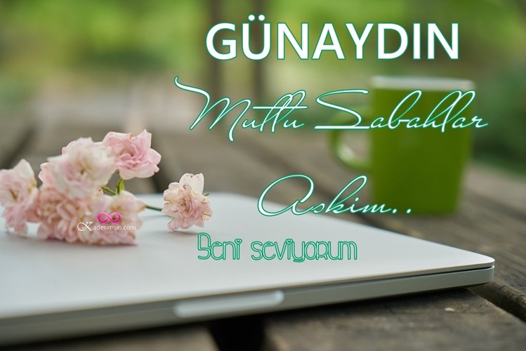 Mavi gökyüzü fonunda pozitif enerji dolu günaydın mesajı