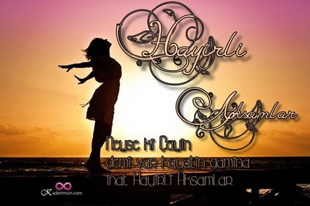 Güllerle süslenmiş iyi akşam mesaj kartı