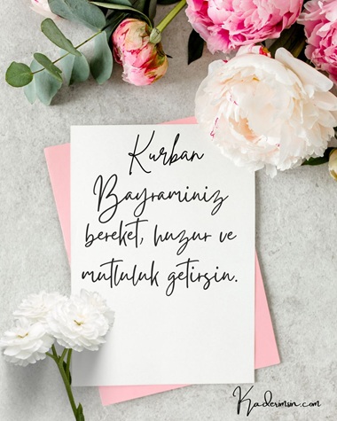 Kalbinize huzur yuvanıza bereket olsun mesajlı Kurban Bayramı kutlama resmi