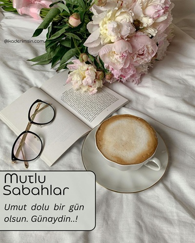 Kahve fincanı, gözlük ve pembe çiçeklerle mutlu sabahlar temalı günaydın